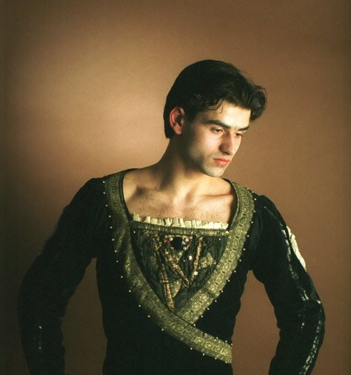 Ovidiu Iancu, fost prim solist al Operei Nationale Bucuresti, danseaza din ianuarie la Teatrul de Balet Sibiu