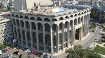 Roșu imperial pentru cea mai importantă scenă a teatrului românesc