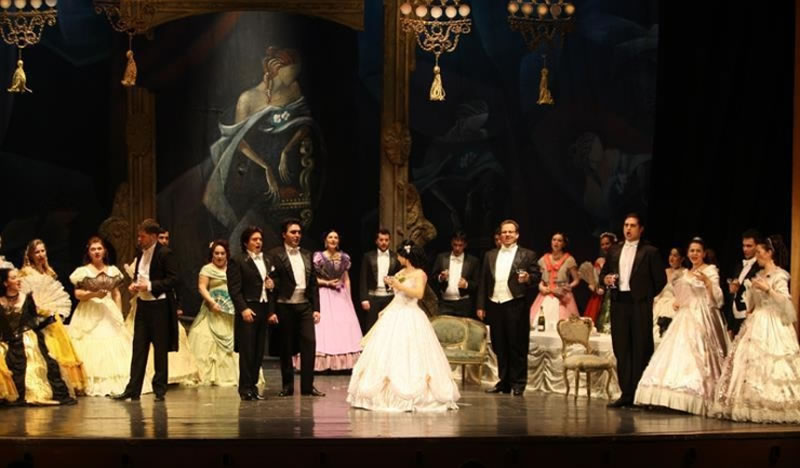 Teatrul "Oleg Danovski� vă invită la "Traviata�