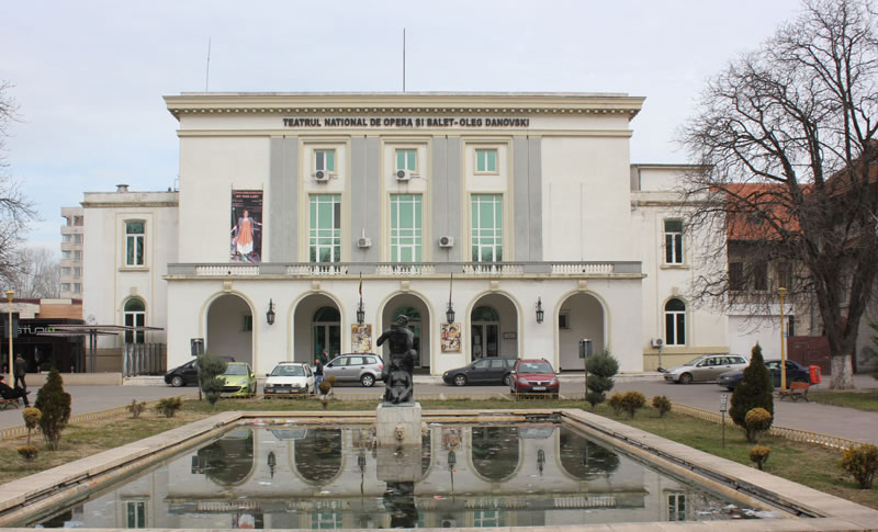 Teatrul de Operă şi Balet "Oleg Danovski" îşi "cântă" suferinţa