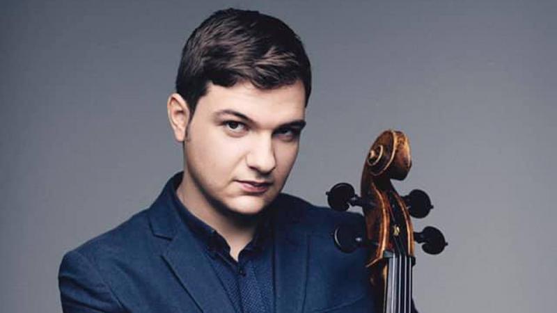 Violoncelistul Andrei Ioniță pe scena Laeiszhalle din Hamburg