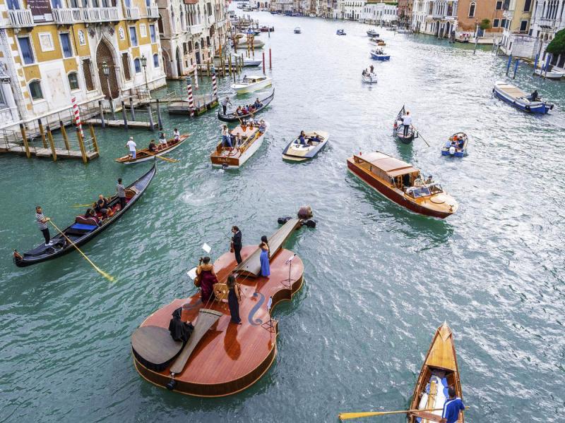 In Venetia a aparut „Vioara lui Noe”, o barca plutitoare pe care se sustin concerte de muzica simfonica