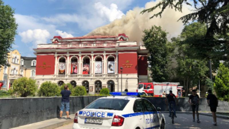 Acoperișul clădirii emblematice a Operei Ruse a ars !!!