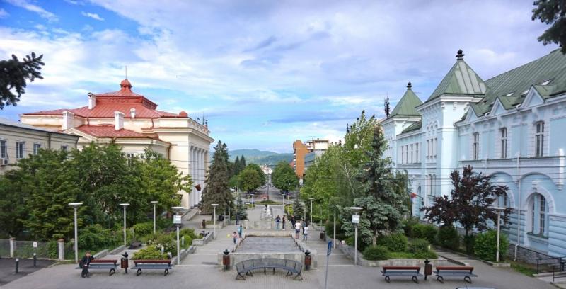 Nu e pâne ca lipia / și oraș cum e Vâlciia