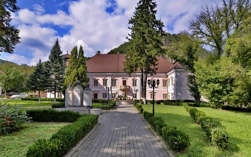 Vă invităm la bal!
